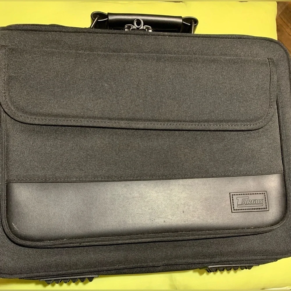 Targus • Black Classic Briefcase Messenger Carry Case Laptop Bag